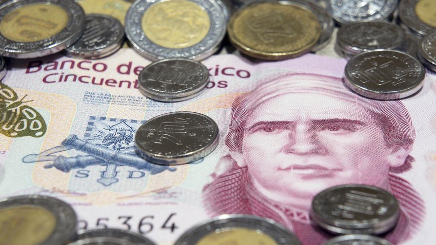 El peso opera errático