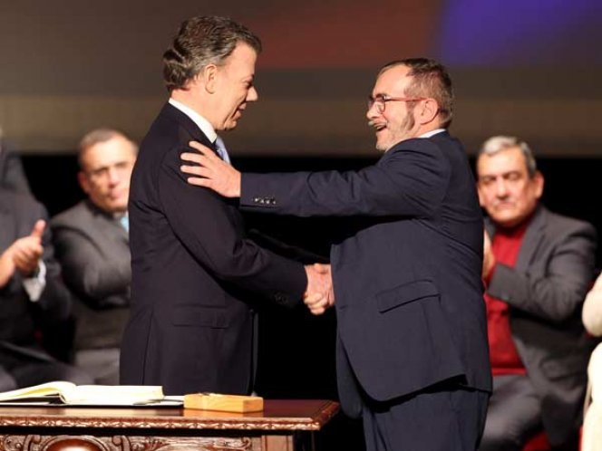 Gobierno colombiano y las FARC firman nuevo acuerdo de paz