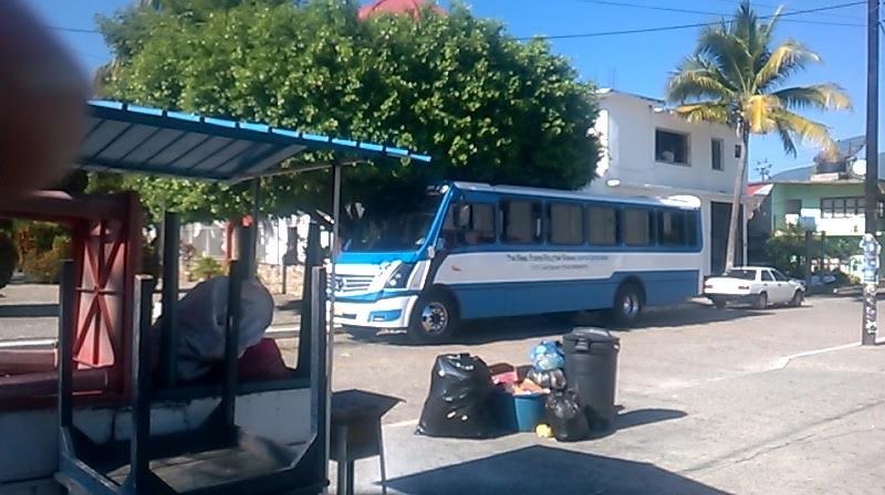 Impostergable la reubicación de autobuses de la plaza principal.