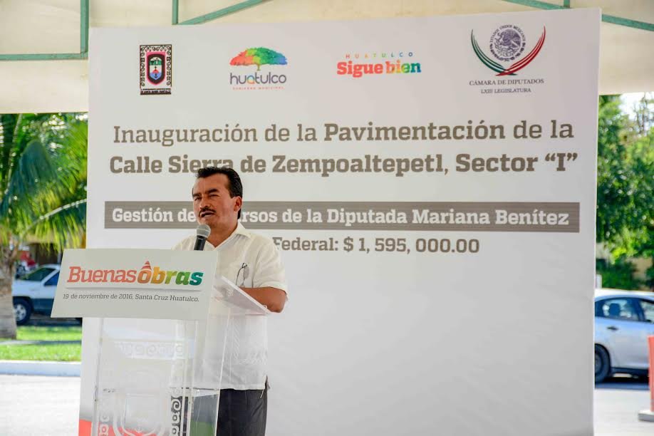 Inauguran Darío Pacheco y Mariana Benítez obra de pavimentación en Santa Cruz Huatulco