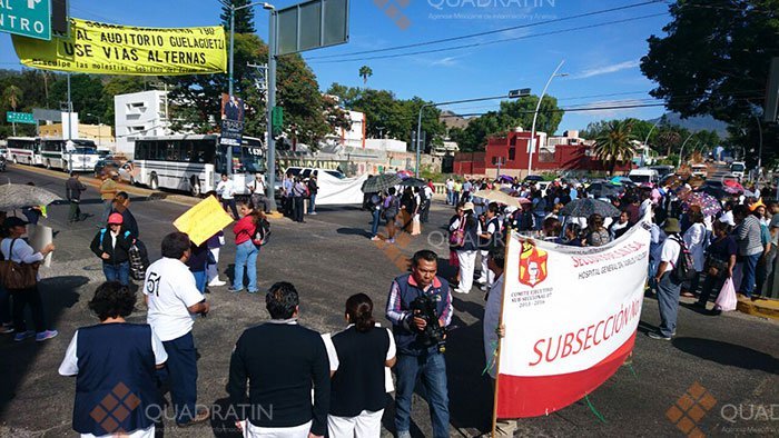 Marchan y bloquean crucero trabajadores del Hospital Civil