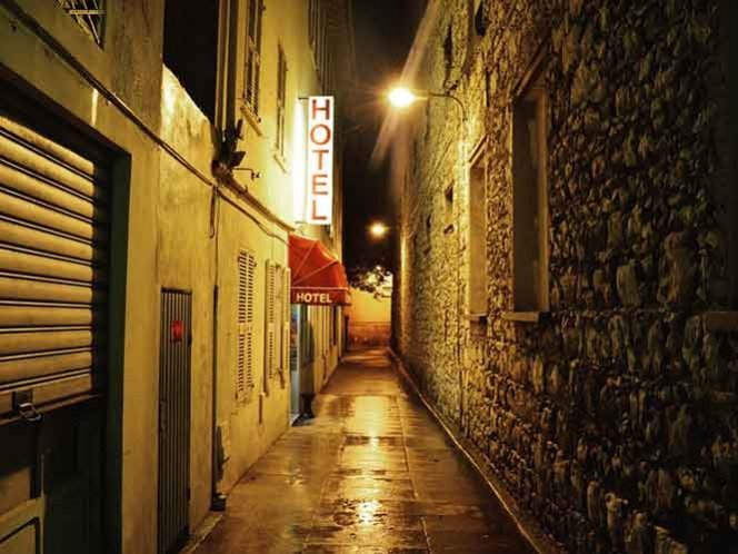 Rescatan a 25 migrantes mexicanos que tenían cautivos en un hotel