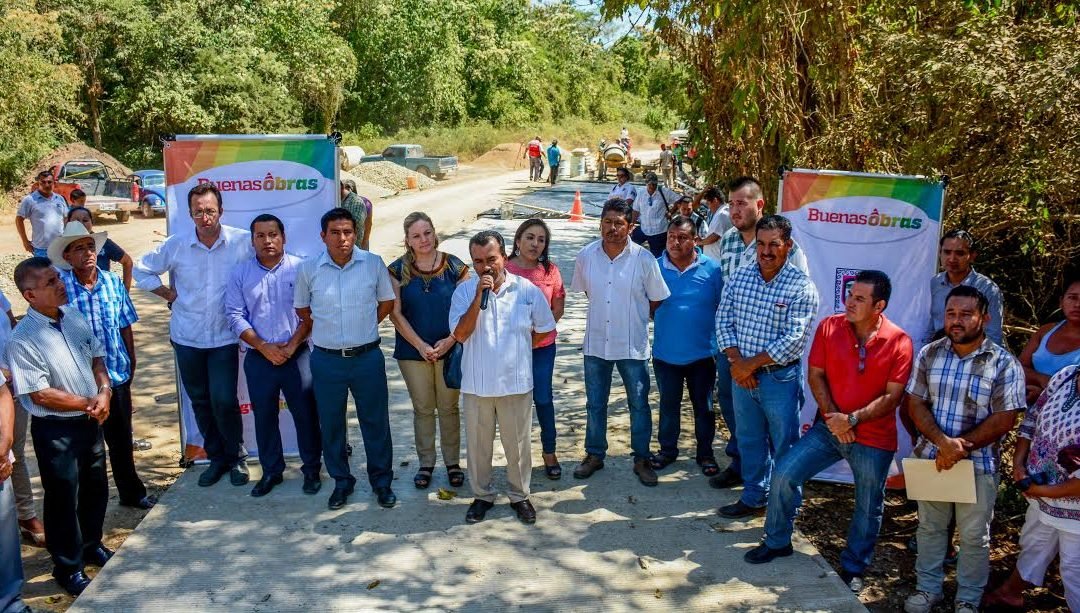 Supervisa Darío Pacheco histórica obra de pavimentación en Bajos del Arenal