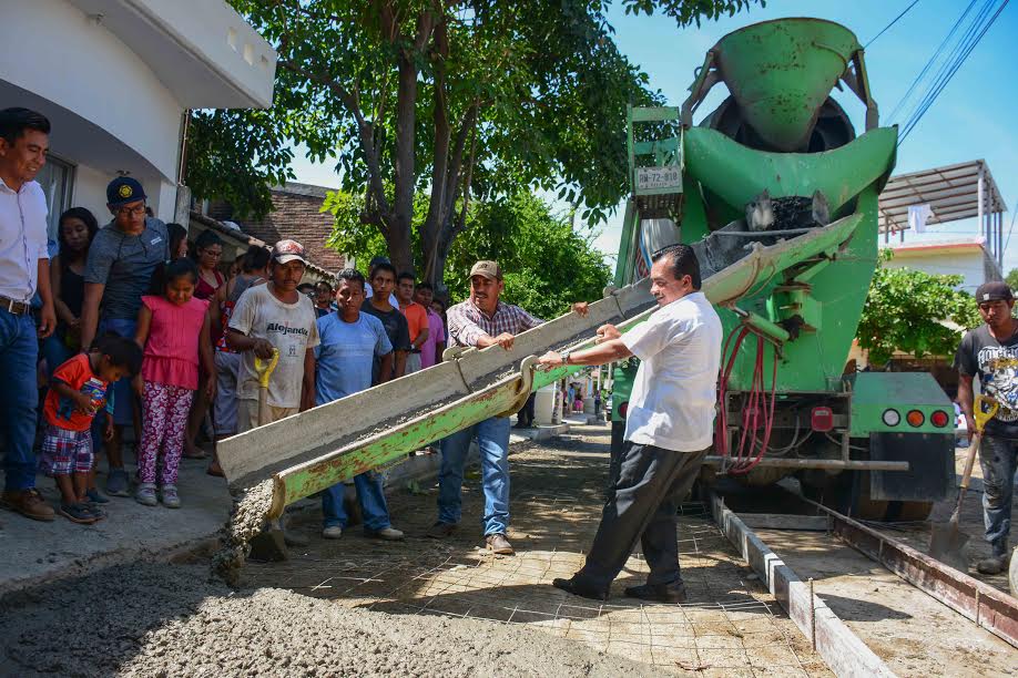 Supervisa Darío Pacheco pavimentación de 2.2 mdp en el Sector I