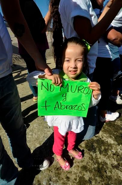 Abrazo binacional en el rio bravo