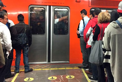 Antes de entrar permita salir, campaña en el Metro