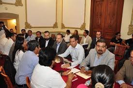 Murat ofrece regularizar a tres mil 699 maestros de la CNTE