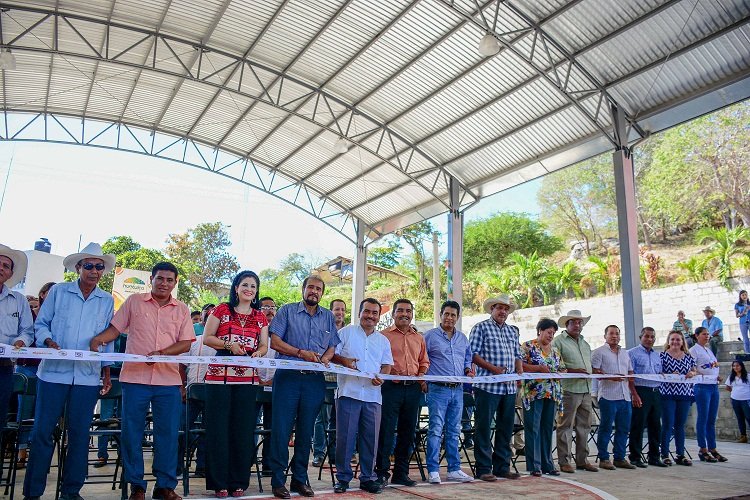 Entregan Darío Pacheco y Adolfo Romero Lainas Techado en Bajos de Coyula