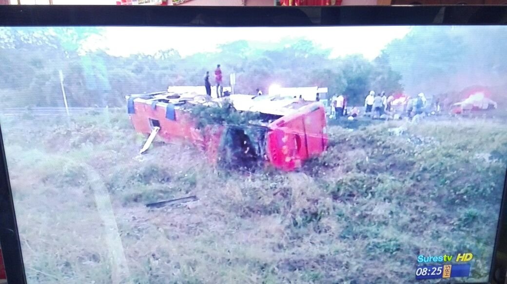 Vuelca autobús pasajero en carretera Cosamaloapan-Tianaja; hay pasajeros muertos