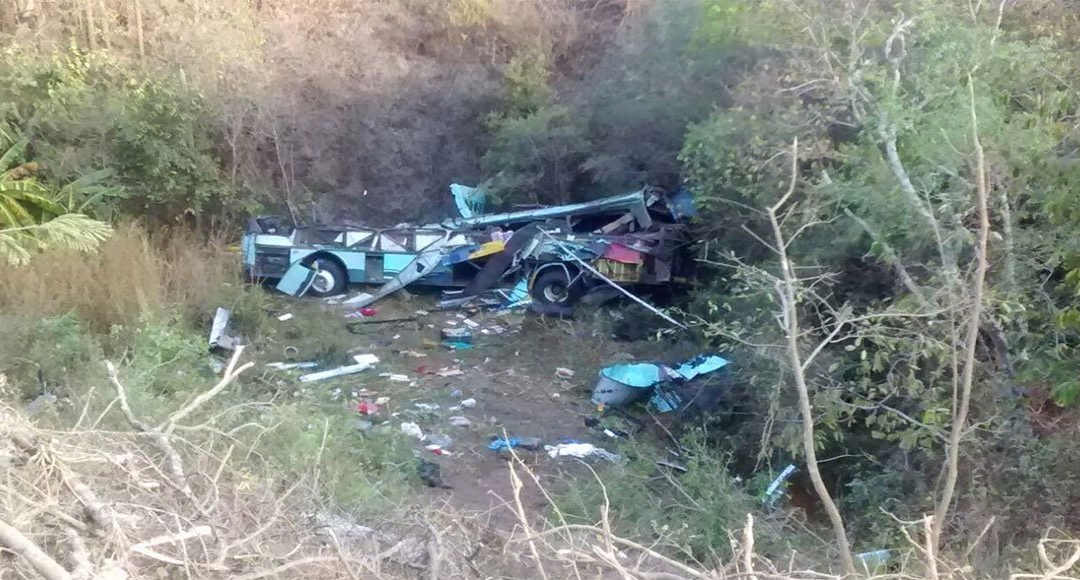 Identifican a dos de las víctimas de la volcadura de autobús