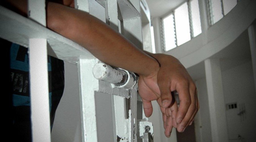 Incitó a su hermano a “perder la virginidad” con su prima; la violaron