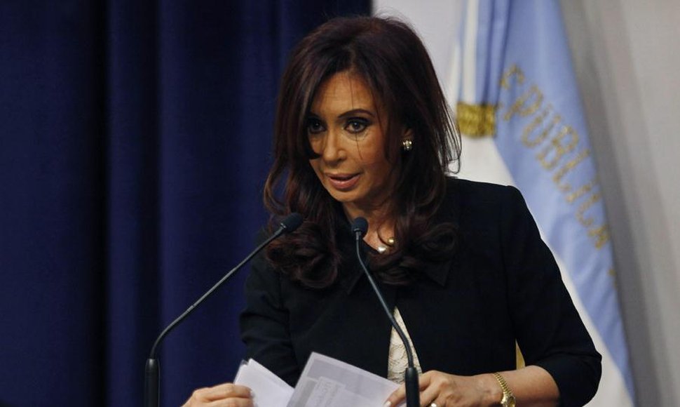 Kirchner inculpada en Argentina por otorgar millonarias obras a un empresario