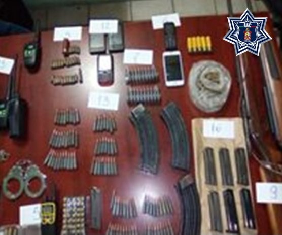 Policía estatal asegura arsenal en el interior de una camioneta en la costa