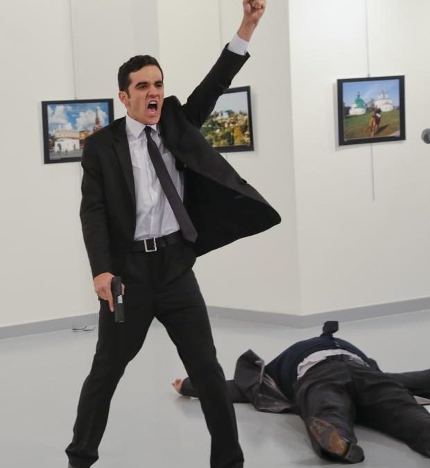 “Tengo que hacer mi trabajo”, afirma fotógrafo del asesinato de embajador ruso Burhan Ozbilici logró con una fotografía narrar una historia.