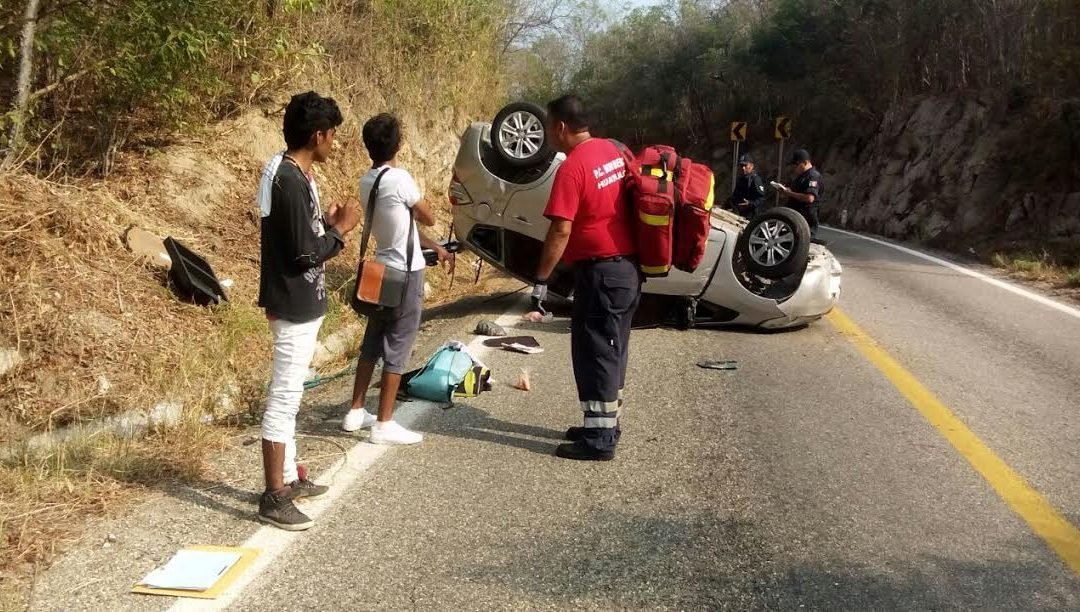 Volcadura en la carretera federal 200