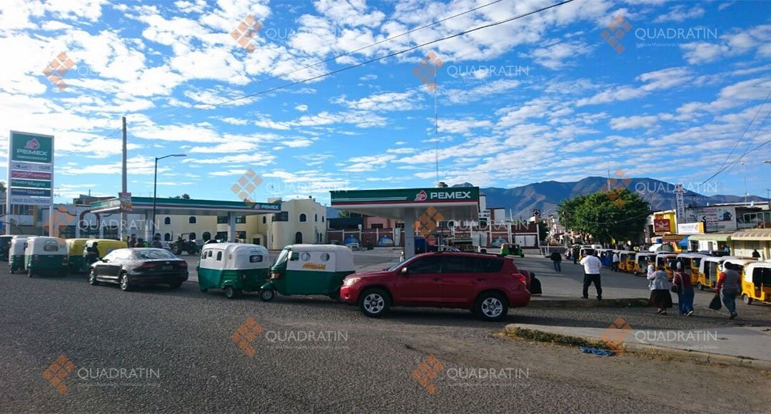 Bloquean transportistas gasolineras en el valle de Oaxaca