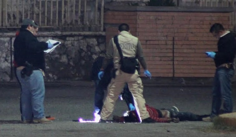 Cd Juárez, Chih.: Asesinan a uno afuera de la fiscalía de la mujer.