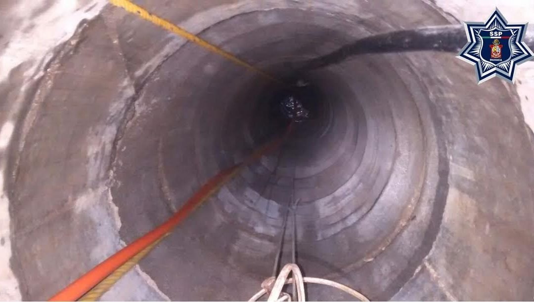 Bomberos de oaxaca rescatan a joven que cayo en un pozo