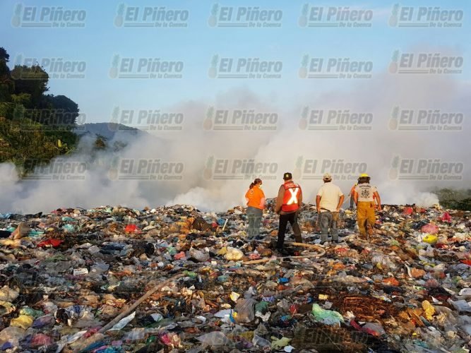 Combaten bomberos y PC fuerte incendio en basurero municipal de Tuxtepec
