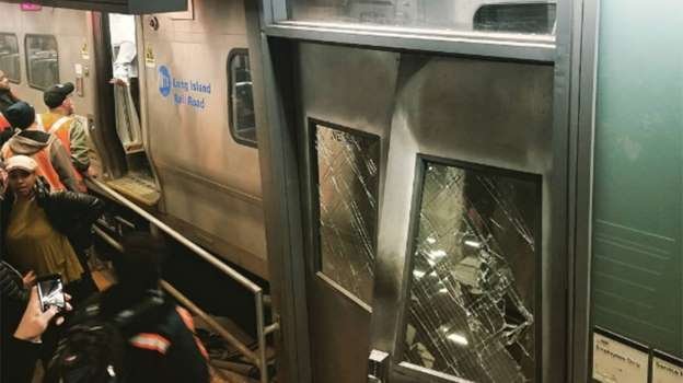 Descarriló un tren de pasajeros en Brooklyn: al menos 102 heridos, tres de gravedad