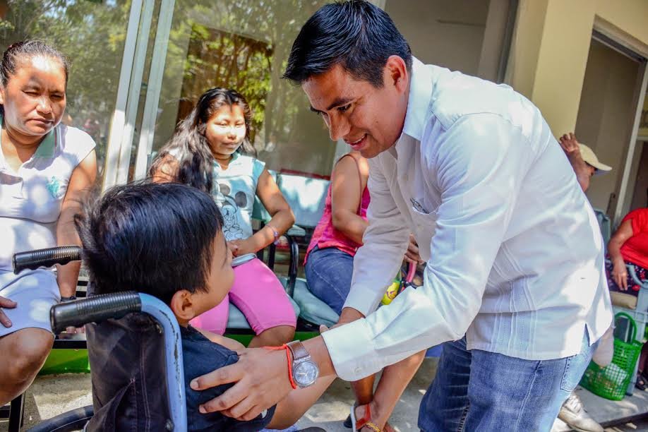 Encabeza Edil José Hernández entrega de prótesis en DIF Huatulco