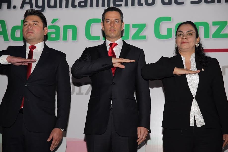 Murat atestigua cambio de poderes en Salina Cruz, Tuxtepec y Santa Lucía del Camino