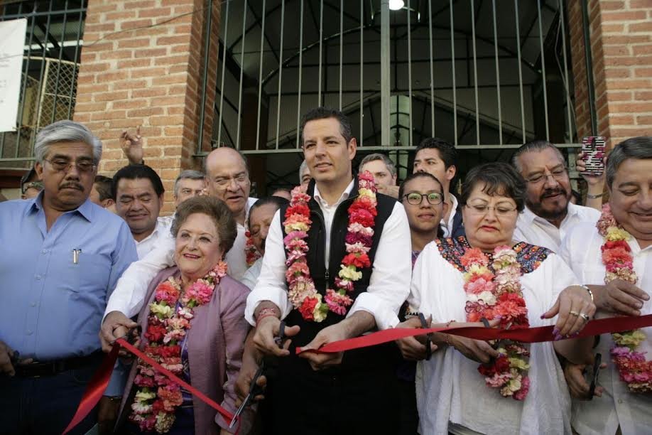 Murat inaugura rehabilitación del mercado Benito Juárez y andador turístico