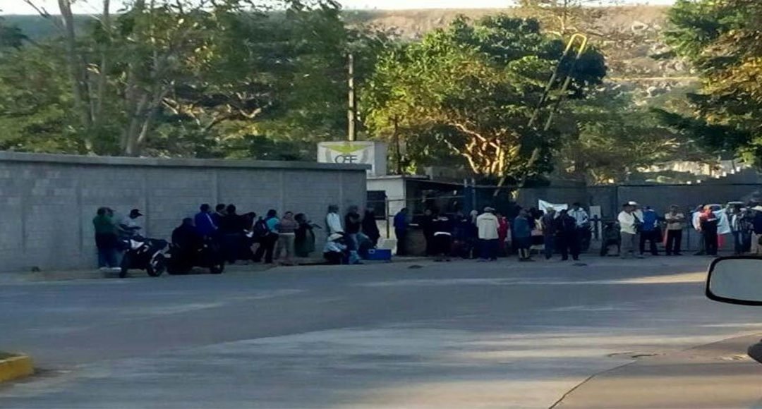 Regidor de Soyaltepec secuestra seis autobuses e incentiva bloqueos