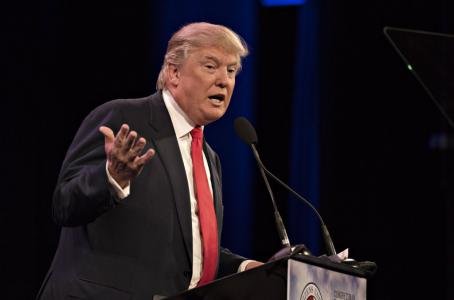 Trump amenaza a GM con ‘gran impuesto’ si fabrica auto en México