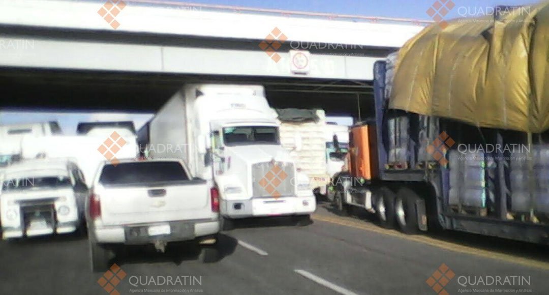 Viento fuerte deja varados a transportistas en el Istmo de Oaxaca