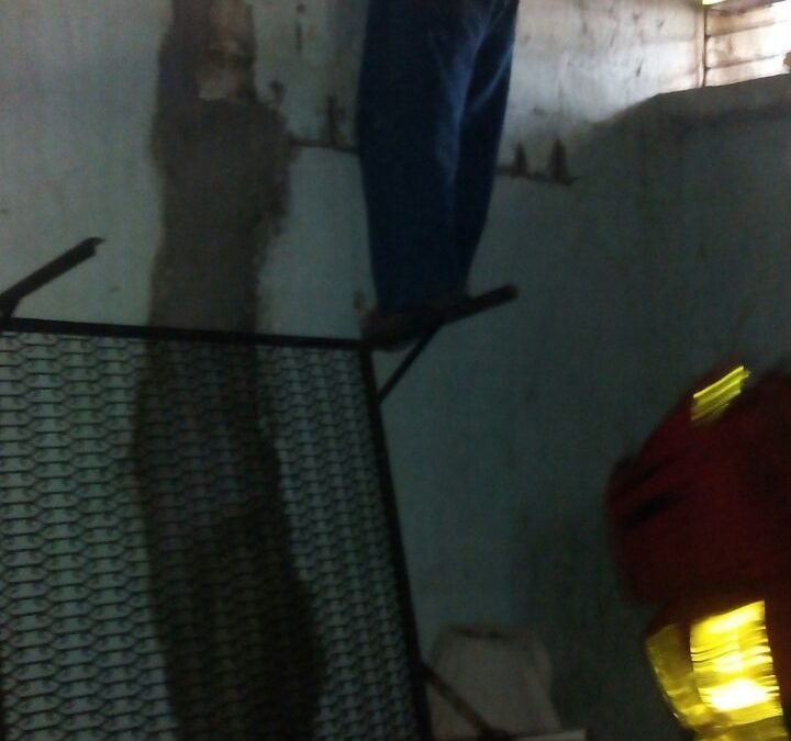 Bomberos auxilian a persona atrapada