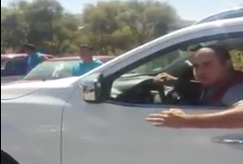 Ciudadano choca taxi para librar bloqueo en Oaxaca