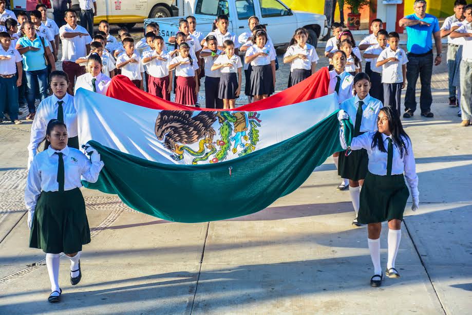 Gobierno Municipal de Huatulco celebra Aniversario del Día de la Bandera