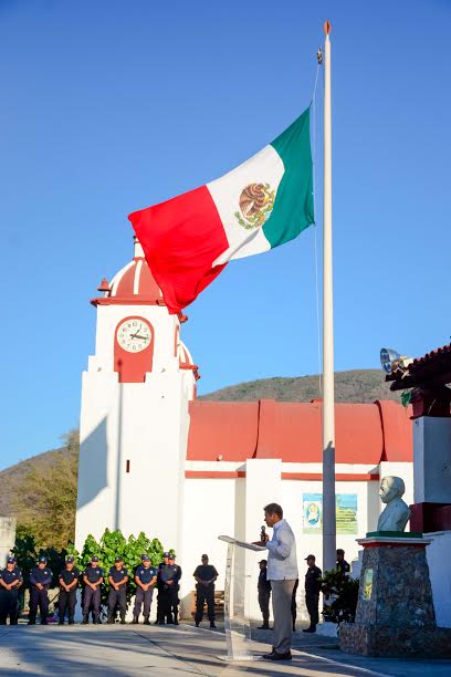 Gobierno de Huatulco conmemora Centenario de la Constitución Política de los Estados Unidos Mexicanos