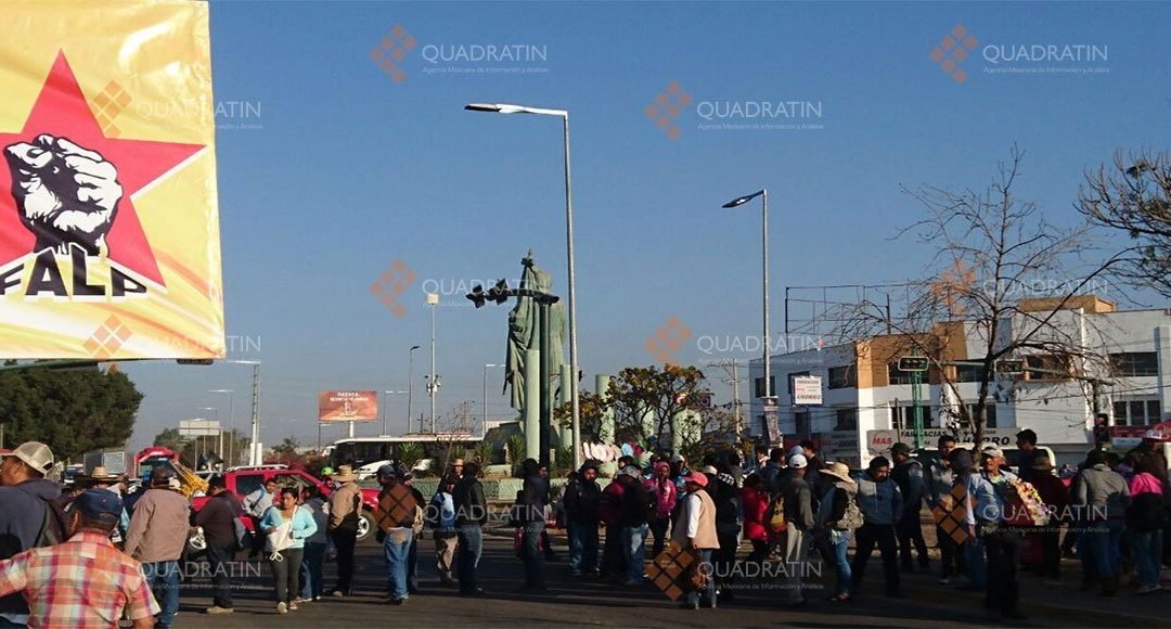 Invaden marchistas carril de Viguera hacia el Zócalo de Oaxaca