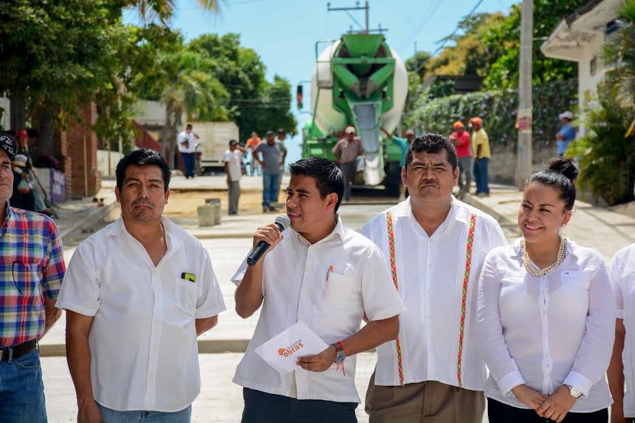 José Hernández supervisa obra pública en Cabecera Municipal de Huatulco