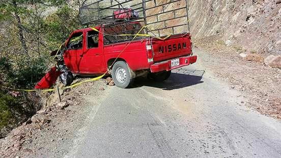 Muere tras chocar y destrozar su auto.