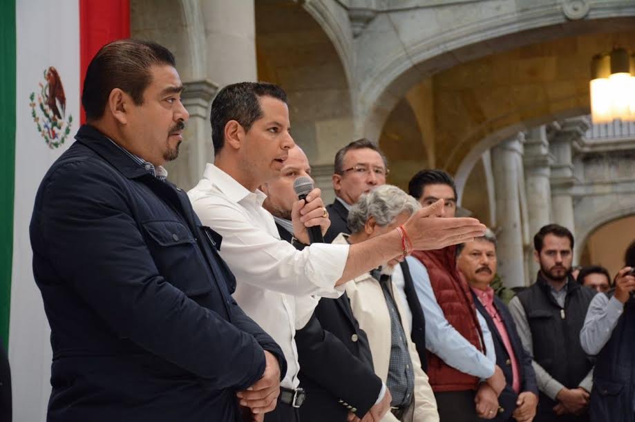 Recibe Alejandro Murat Pliego Petitorio de la Sección 22