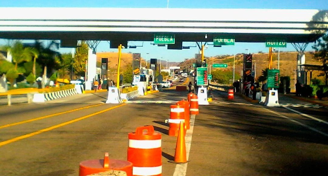 Toman caseta de peaje en Oaxaca