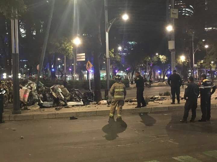 Fatal accidente Choca un auto en Reforma y se parte en dos
