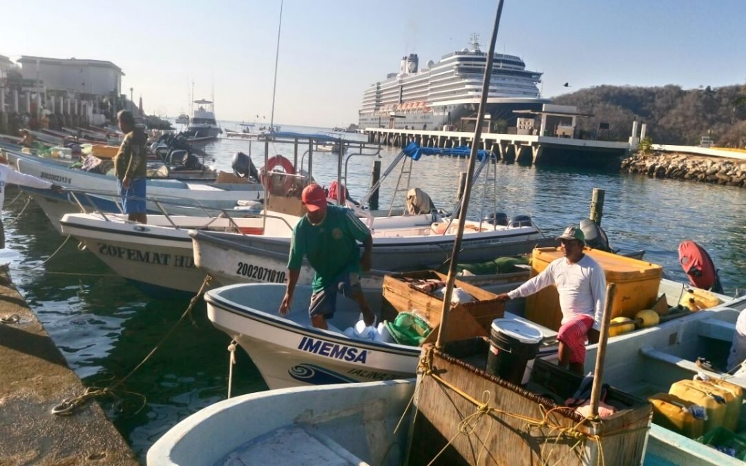 Continúan perdidos tres pescadores de Huatulco