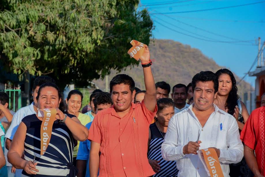 Edil de Huatulco inaugura calle Juan de La Barrera, en Cabecera Municipal