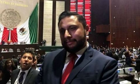 Enrique Tarín García sale de oficina en San Lázaro