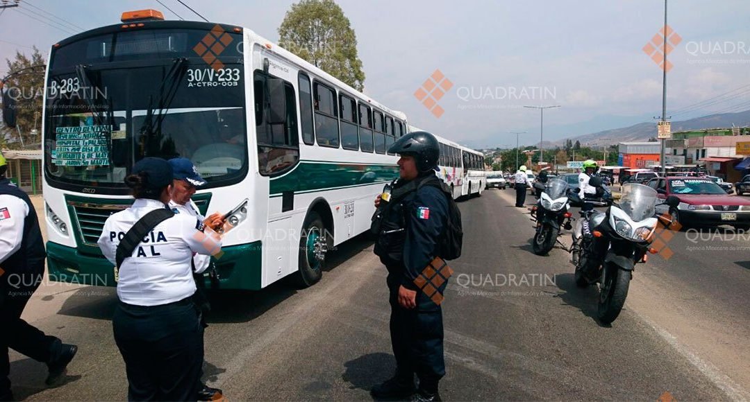 Escolta Policía estatal a normalistas al CRENO en autobuses secuestrados