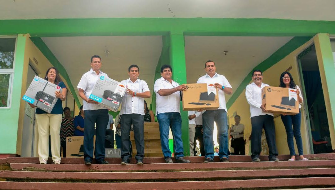 Gobierno de Huatulco entrega equipos de cómputo a E.S.T. # 61