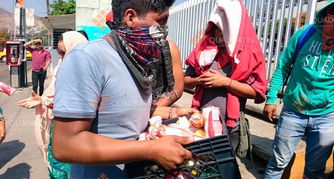 Normalistas de Oaxaca reparten productos robados