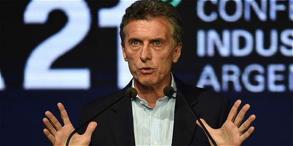 Procesan a colombianos por llevar éxtasis en avión en que volaba Macri