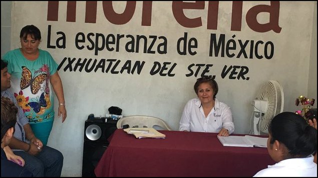 Candidata de Morena recibe dinero para AMLO