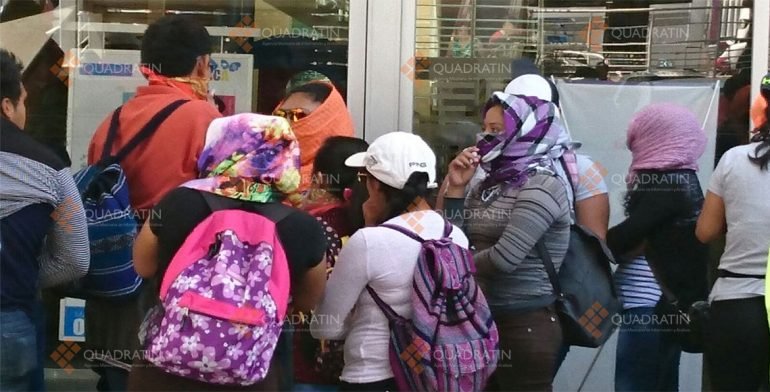 Cierran normalistas de Oaxaca comercios en Macro Plaza