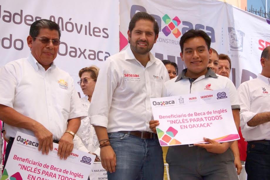 Entrega Sedesoh apoyos sociales en Pinotepa Nacional
